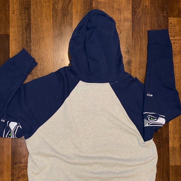 Men's Seattle Seahawks Hands High Pullover Hoodie (size XL) - Picture 7 of 7